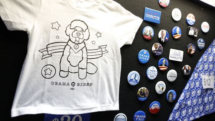 La collection de tee-shirts propos&eacute;e penche tant&ocirc;t vers l'humour... (JONATHAN ERNST / REUTERS)