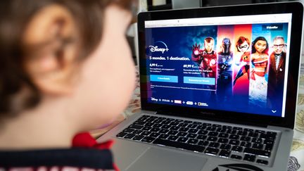 Un enfant devant la nouvelle plateforme de streaming Disney+, lancée en France le 7 avril 2020 (RICCARDO MILANI / HANS LUCAS)