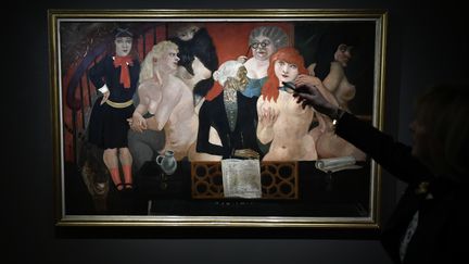 "Le Salon à Montparnasse" de Foujita, exposé au musée Maillol à Paris. (LIONEL BONAVENTURE / AFP)