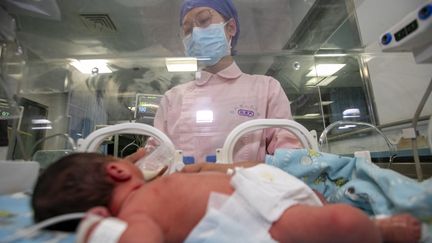 Une infirmière s'occupe d'un nouveau-né dans un hôpital de Taizhou, dans la province chinoise du Zhejiang (est), le 12 mai 2022. (AFP)