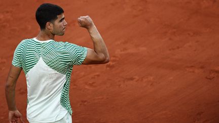 Le poing rageur de Carlos Alcaraz, à l'issue de sa victoire sur l'Italien Flavio Cobolli, au 1er tour de Roland-Garros, le 29 mai 2023. (ANNE-CHRISTINE POUJOULAT / AFP)