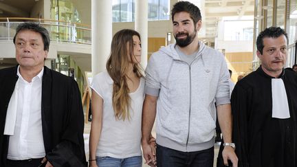 Nicola Karabatic entre ses deux avocats, en juin 2013 (PASCAL GUYOT / AFP)