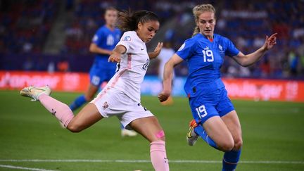 Delphine Cascarino lors du match entre la France et l'Islande, à l'Euro 2022, le 18 juillet 2022. (FRANCK FIFE / AFP)