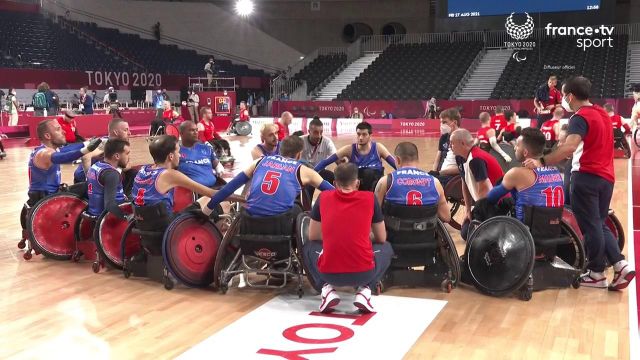 Après 2 défaites, l'équipe de France de rugby fauteuil réagit parfaitement en dominant le Danemark (52-50) au terme d'une rencontre serrée de bout en bout.