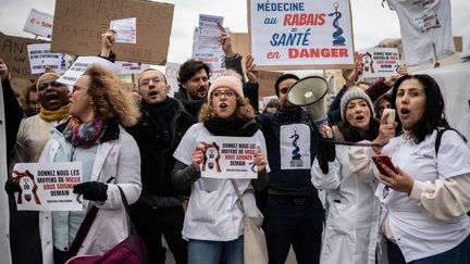 Des médecins libéraux manifestent, le 1er décembre 2022 à Lyon (Rhône). (BASTIEN DOUDAINE / HANS LUCAS / AFP)