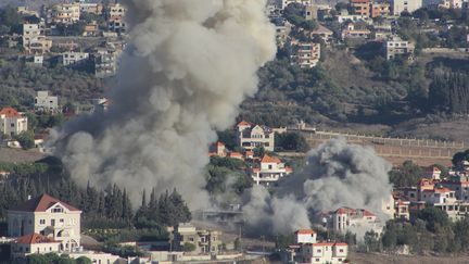 De la fumée s'élève du village de Khiam, au Liban, après une frappe israélienne, le 21 octobre 2024. (AFP)