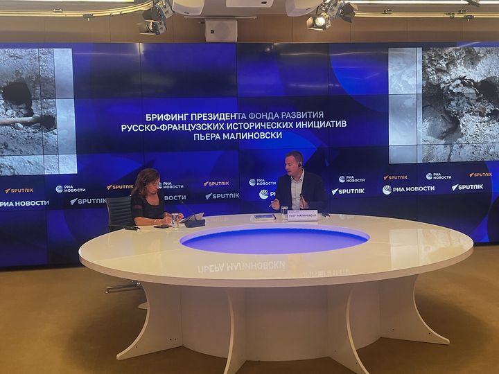 Pierre Malinowski responding to an interview in the studios of the RIA Novosti agency in Moscow.  (FRANCEINFO / RADIOFRANCE)