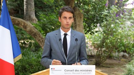 Le porte-parole du gouvernement, Gabriel Attal, à l'occasion d'un point presse à l'issue du Conseil des ministres, à Ajaccio (Corse-du-Sud), le 11 août 2021. (MAXPPP)