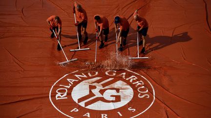 Le logo Roland-Garros sur une bâche sur un court, Porte d'Auteuil. (MARTIN BUREAU / AFP)