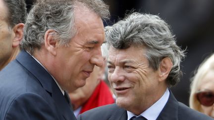 Le pr&eacute;sident du MoDem, Fran&ccedil;ois Bayrou (G), et le pr&eacute;sident de l'UDI, Jean-Louis Borloo, lors des obs&egrave;ques de l'ancien Premier ministre Pierre Mauroy, &agrave; Paris, le 11 juin 2013. (CHARLES PLATIAU / AFP)