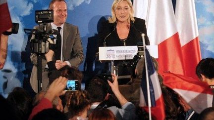 A Hénin-Beaumont, Marine Le Pen devant les militants et les journalistes (FRANCOIS LO PRESTI / AFP)