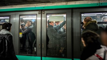 Un métro à la station Châtelet à Paris, le 16 décembre 2019.&nbsp; (MARTIN BUREAU / AFP)