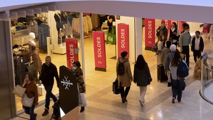 Des promotions dans un magasin de vêtements de Montpellier. (GUILLAUME BONNEFONT / MAXPPP)