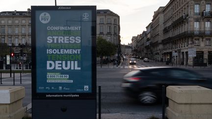 Un panneau propose un soutien psychologique aux habitants de Bordeaux en période de confinement, le 6 novembre 2020. (VALENTINO BELLONI / HANS LUCAS / AFP)