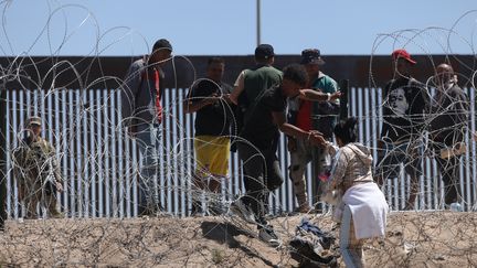 Des migrants traversent le fleuve Rio Grande à Ciudad Juarez (Mexique), à la frontière avec les Etats-Unis, le 8 mai 2023. (HERIKA MARTINEZ / AFP)