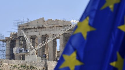 Un drapeau europ&eacute;en flotte devant l'Acropole d'Ath&egrave;nes (Gr&egrave;ce), le 9 mai 2012. (LOUISA GOULIAMAKI / AFP)