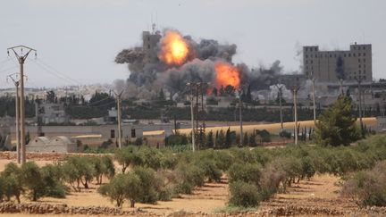 Explosion due à un raid mené, selon les&nbsp;Forces démocratiques syriennes,&nbsp;par la coalition&nbsp;formée par les Etats-Unis à Manbij, en Syrie, le 16 juin 2016. (RODI SAID / REUTERS)