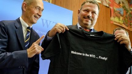 Maxim Medvedkov, chef des négociations pour la Russie, (à droite) avec Pascal Lamy, directeur général de l'OMC. (FABRICE COFFRINI / AFP)