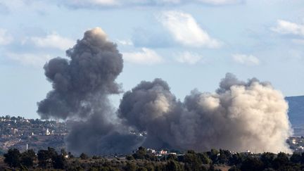 De la fumée s'élève du village d'Adshit, au Liban, touché par des frappes de l'armée israélienne, le 19 septembre 2024. (AMMAR AMMAR / AFP)