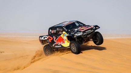 La Toyota du Brésilien Lucas Moraes lors de la 2e étape du Dakar, le 7 janvier 2024. (FREDERIC LE FLOC'H / AFP)