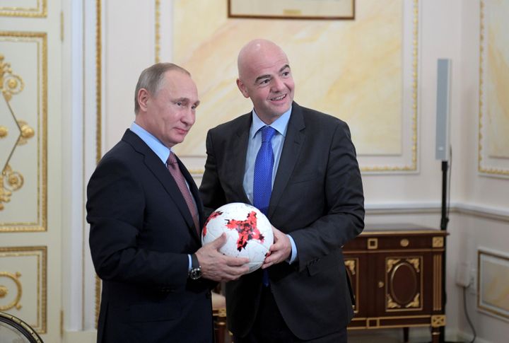 Le président russe, Vladimir Poutine, et le président de la Fifa, Gianni Infantino, lors d'une rencontre à Moscou, le 25 novembre 2016. (SPUTNIK PHOTO AGENCY / REUTERS)