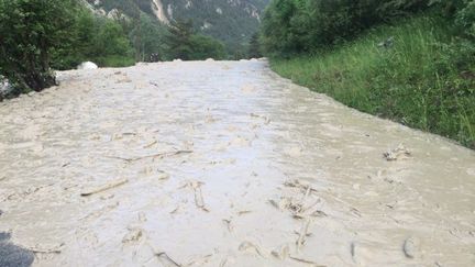 Des coulées de neige et de boue ont inondé les commerces et les maisons de la commune de Risoul, dans les Hautes-Alpes. Image d'illustration. (YOANN GAVOILLE / MAXPPP)