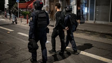 Une personne est interpellée par la police, le 2 juillet 2023, à Lyon. (NICOLAS LIPONNE / HANS LUCAS / AFP)