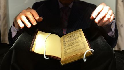 Le "Bay Psalm Book", premier ouvrage imprim&eacute; en Am&eacute;rique, est devenu le livre le plus cher jamais vendu aux ench&egrave;res, adjug&eacute; 10,3 millions d'euros, le 27 novembre 2013. (EMMANUEL DUNAND / AFP)