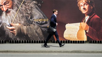 D'immenses affiches du premier volet de la saga du "Hobbit", v&eacute;ritable &eacute;v&eacute;nement en Nouvelle-Z&eacute;lande, &eacute;taient placard&eacute;es dans&nbsp;Wellington, en d&eacute;cembre 2012.&nbsp; (MARK COOTE / REUTERS)