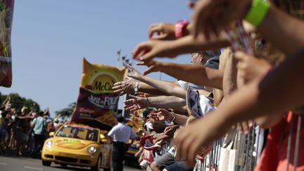 Des spectateurs tentent d'attraper des cadeaux de la caravane du Tour de France, le 20 juillet 2015, entre&nbsp;Bourg-de-P&eacute;age (Dr&ocirc;me) et Gap (Hautes-Alpes). (KENZO TRIBOUILLARD / AFP)