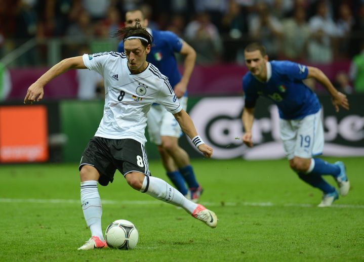 Mesut &Ouml;zil r&eacute;duit le score &agrave; la 92e minute. (PATRIK STOLLARZ / AFP)