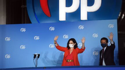 Isabel Díaz Ayuso, la présidente de la région de Madrid (Espagne) et candidate du Parti Populaire (PP) accompagnée du chef du PP Pablo Casado, le 4 mai 2021 à Madrid. (PIERRE-PHILIPPE MARCOU / AFP)