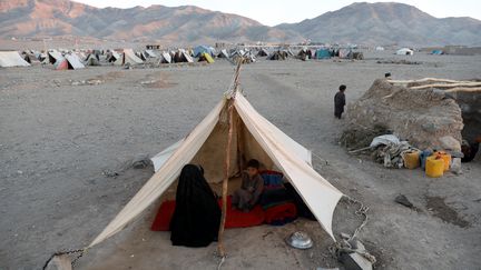 Une famille afghane dans un camp de réfugiés, dans la province d'Herat (Afghanistan) le 14 octobre 2018. (MOHAMMAD ISMAIL / REUTERS)