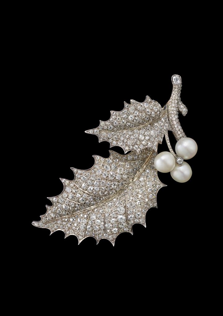 Joseph Chaumet : broche feuilles de houx. Vers 1890. Or, argent,&nbsp;perles fines, diamants&nbsp;Paris, collections Chaumet (Nils Herrmann – Chaumet)