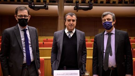 Le président de la commission d'enquête sénatoriale sur la concentration des médias Laurent Lafon (à gauche), Arnaud Lagardère (au centre) et le rapporteur David Assouline (à droite), au Sénat à Paris, le 17 février 2022. (JULIEN DE ROSA / AFP)