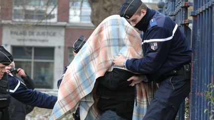 Willy Bardon, l'un des meurtriers présumés d'Elodie Kulik, à sa sortie du palais de justice d'Amiens en 2013. (MAXPPP)