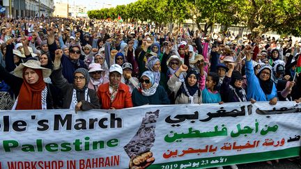 Manifestation des Marocains contre "le deal du siècle", le plan américain de règlement du conflit israélo-palestinien, et la conférence économique de Bahrein&nbsp;, le 23 juin 2019 à Rabat. (- / AFP)