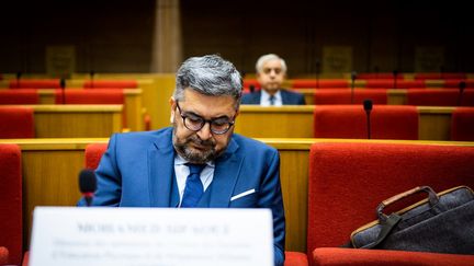 Le journaliste Mohamed Sifaoui, codirigeant de l'USEPPM, lors de son audition devant la commission d'enquête du Sénat, à Paris, le 15 juin 2023. (XOSE BOUZAS / HANS LUCAS / AFP)