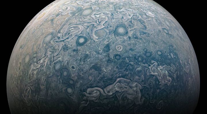 Des nuages chaotiques au pôle Nord de Jupiter, photographiés par la sonde Juno le 26 décembre 2019. (NASA / JPL-CALTECH / SWRI / MSSS)