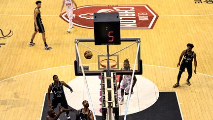 Les joueurs de Jeep Elite lors de la rencontre Elan Chalon sur Saône face à l'ASVEL Lyon-Villeurbanne, le 17 janvier 2021.  (OLIVIER CHASSIGNOLE / AFP)