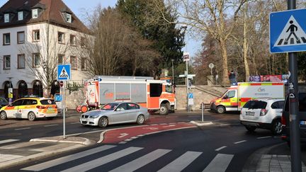 Deux morts, dont un enfant de 2 ans, dans une attaque au couteau en Allemagne, annonce la police