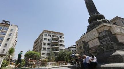 Des Syriens se détendent dans un jardin public de Damas, le 3 septembre 2013. (AFP/Louai Beshara)