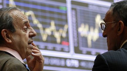 Des traders &agrave; la Bourse de Madrid (Espagne), le 8 juin 2012. Port&eacute;e par des espoirs de sauvetage du secteur bancaire, la place madril&egrave;ne a cl&ocirc;tur&eacute; en hausse de 1,92%. (ANDREA COMAS / REUTERS)