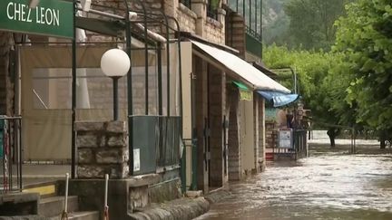 Des pluies diluviennes se sont abattues en Corse, mais aussi dans le Gard, en Lozère et dans les Cévennes. Cela a provoqué plusieurs crues et des inondations. (FRANCE 2)