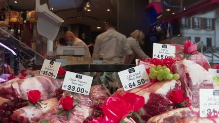 En France, cela faisait 37 ans que l'inflation n'avait pas atteint une telle progression.&nbsp;Les prix ont en effet augmenté de&nbsp;4,8%&nbsp;sur un an, au mois d'avril.&nbsp;Ceux des produits alimentaires continuent de s'envoler avec&nbsp;en tête, notamment, ceux de la viande. (CAPTURE ECRAN FRANCE 2)