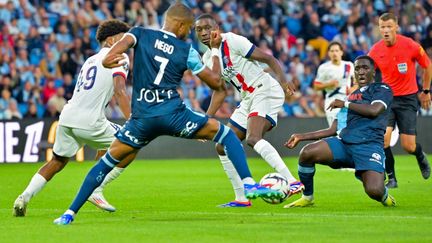 Willian Pacho wrestling with Loic Nego, during the match between Le Havre and PSG, on August 16, 2024 at the Océane stadium. (LOU BENOIST / AFP)