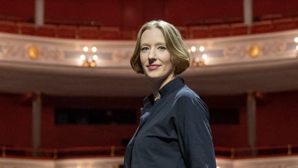 La cheffe d'orchestre Joana Mallwitz au théâtre de Nuremberg (Bavière, Allemagne), le 25 mai 2020. (DANIEL KARMANN / DPA / AFP)