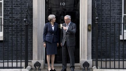 Le président de la Commission européenne, Jean-Claude Juncker, et la Première ministre britannique, Theresa May, devant le 10 Downing street, à Londres, le 26 avril 2017.&nbsp; (JUSTIN TALLIS / AFP)