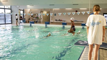 Une leçon de natation dans le cadre de l'Attestation du savoir nager en sécurité le 29 octobre 2021 à Saumur (Maine-et-Loire) (FREDERIC PETRY / HANS LUCAS)