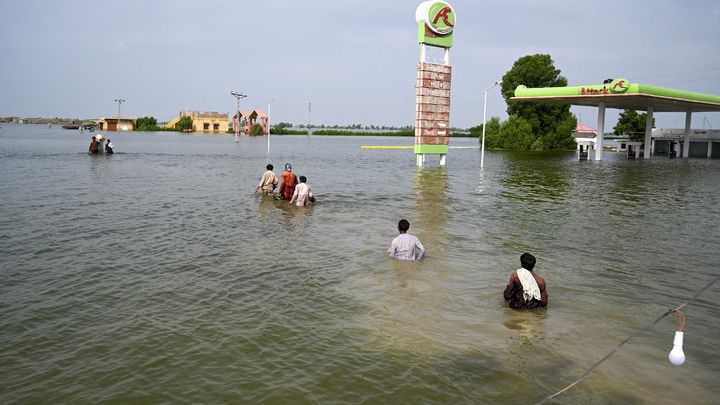 Des victimes des inondations, le 7 septembre 2022 à Dadu (Pakistan). (AAMIR QURESHI / AFP)